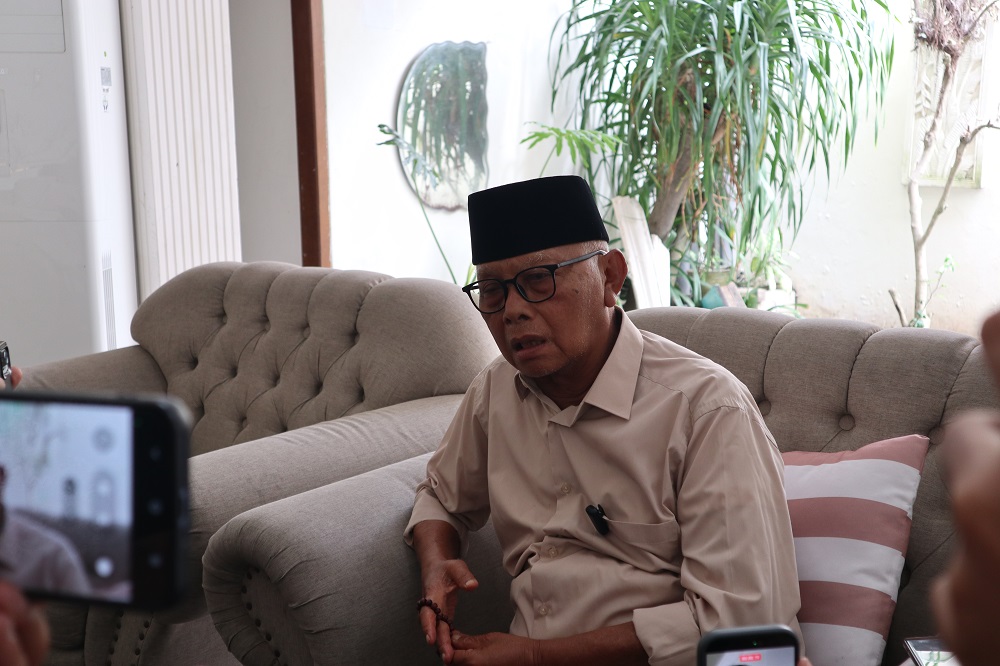 KRITIS: Ketua Majelis Ulama Indonesia Kiai Anwar Iskandar memberi keterangan kepada wartawan terkait kondisi perekonomian di Ponpes Al Amien, Ngasinan kemarin (22/1).