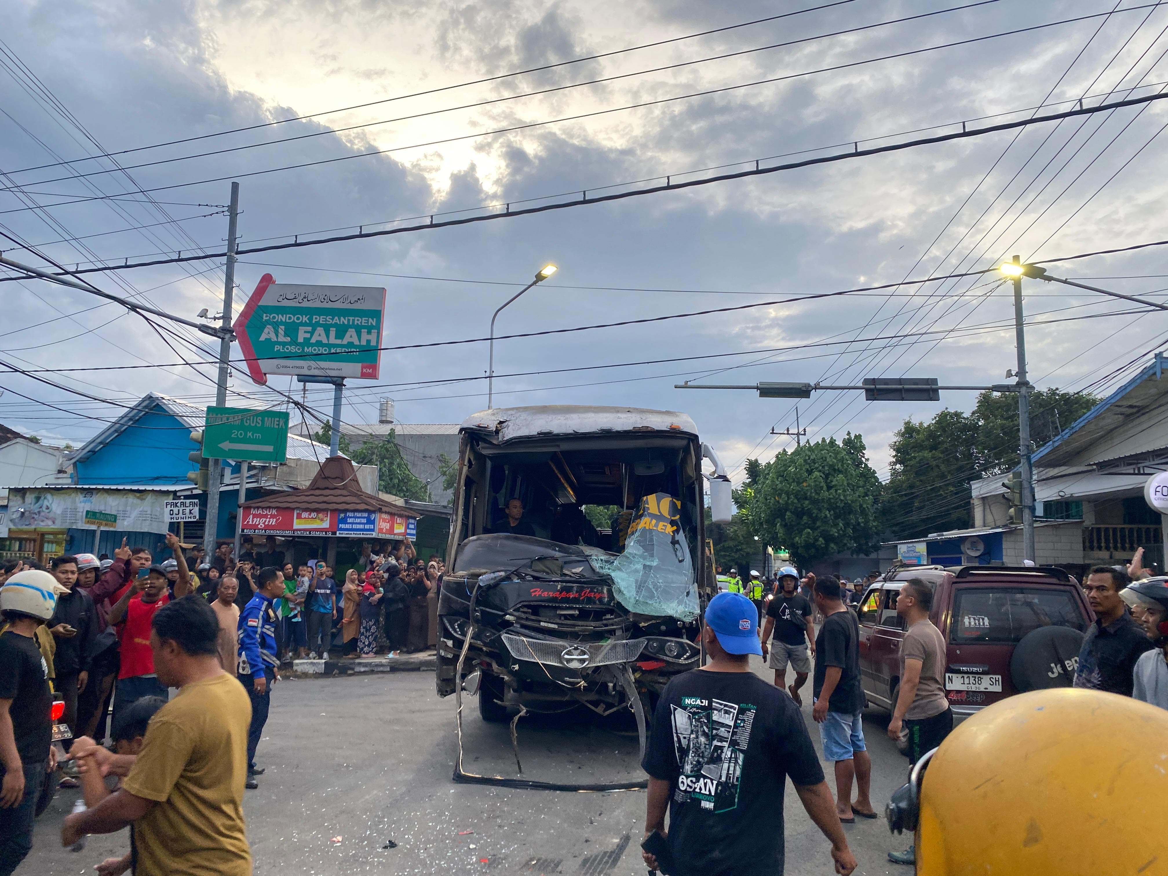 Laka beruntun bus Harapan Jaya di perempatan Muning Kota Kediri.