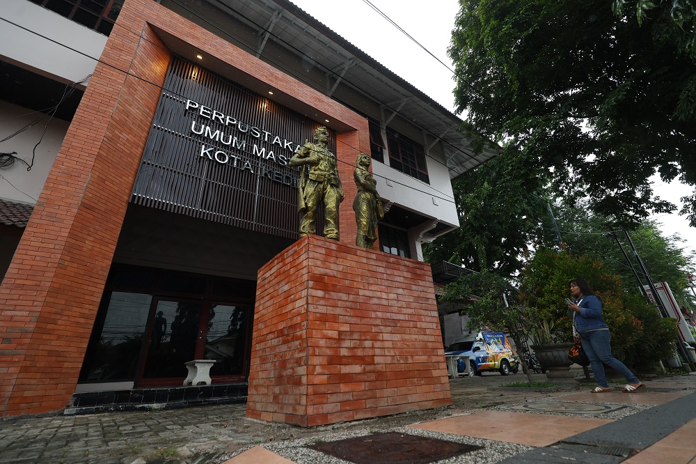 WAJAH BARU: Perpustakaan Umum Mastrip Kota Kediri usai direhab akhir 2025 lalu.