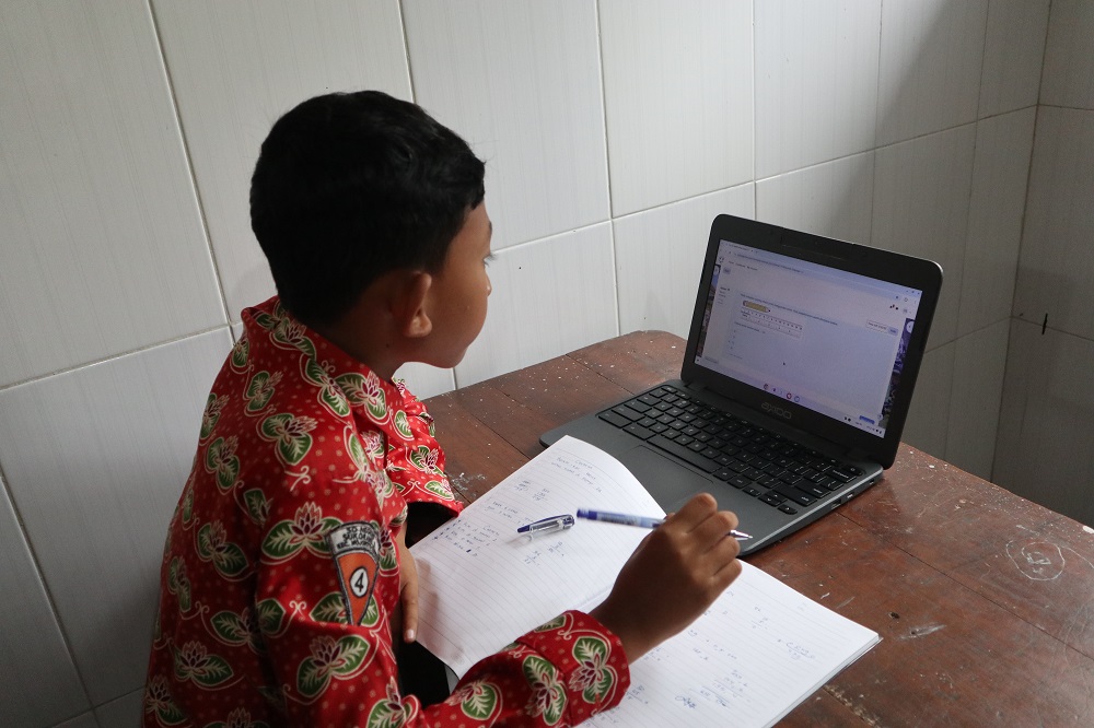 TRY OUT: Siswa SDN Sukorame 2 berlatih mengerjakan soal TKA di laptop. Jelang tes April nanti siswa terus berlatih agar terbiasa menggarap soal online.