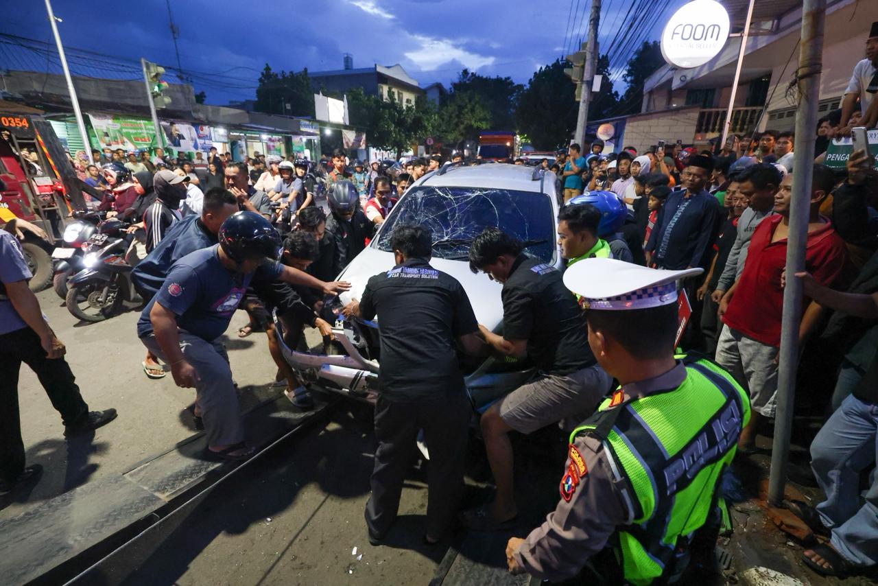 RINGSEK: Kendaraan roda empat yang diseruduk Bus Harapan Jaya