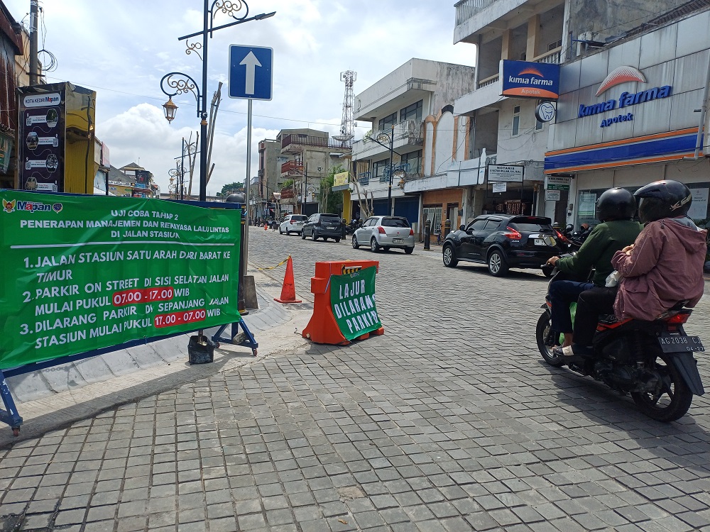 ATURAN BARU: Dinas Perhubungan Kota Kediri memberlakukan uji coba tahap 2 penataan Jl Stasiun. Pengendara diperbolehkan parkir di sisi selatan jalan.