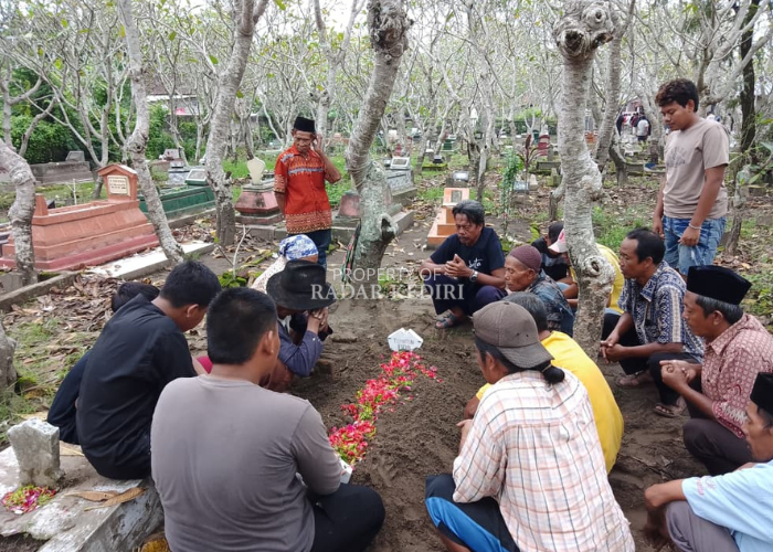 PERISTIRAHATAN TERAKHIR: Sejumlah kerabat khusyuk berdoa usai pemakaman Tumiyatun di TPU Desa/Kecamatan Kunjang kemarin sore. (Foto: Asad M.S)  &nbsp;