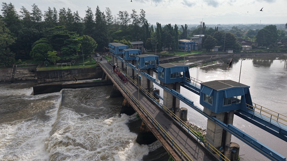 Foto udara jembatan utama di Bendung Gerak Waru Turi.