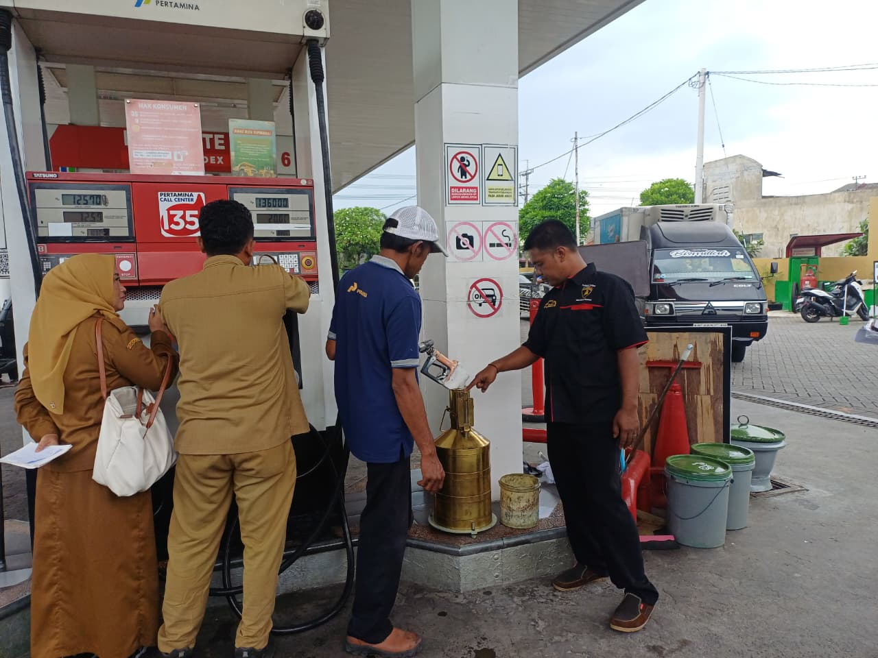 TERA ULANG: Tim Disperdagin Kota Kediri melakukan tera ulang di SPBU Kaliombo, Kota Kediri. Mereka menemukan selisih ukur puluhan mililiter yang disebut masih dalam batas toleransi.