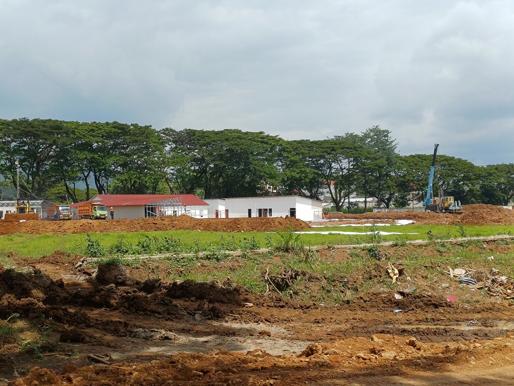 PROYEK VITAL: Pekerja melanjutkan proyek pembangunan Sekolah Rakyat di Kelurahan Lirboyo, Mojoroto.