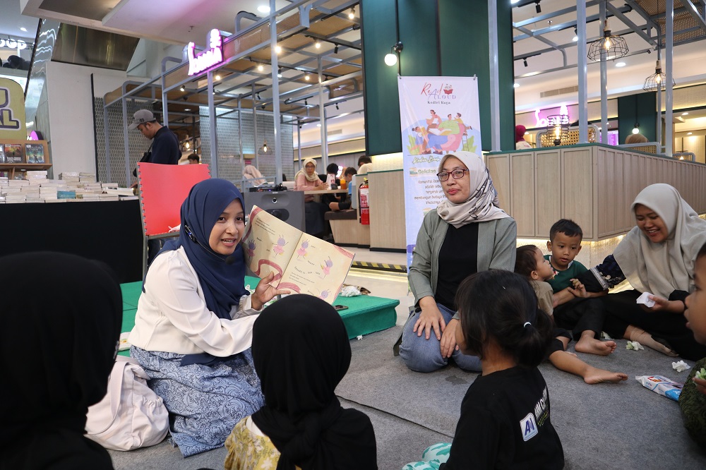 BANGUN BUDAYA BACA: Anggota komunitas Read Aloud mengajak anak-anaknya membaca di atrium Kediri Town Square pada Minggu (25/1) lalu.