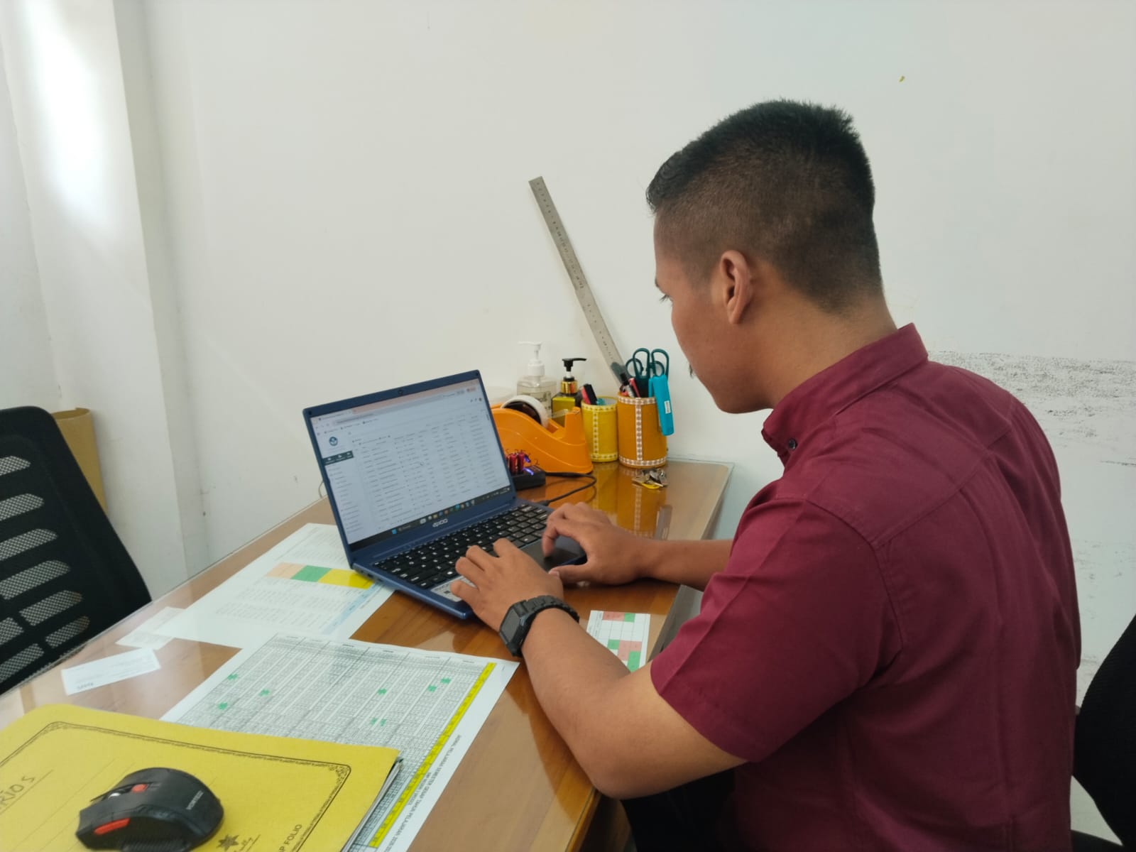 Pihak sekolah saat mendaftarkan siswanya untuk ikut TKA