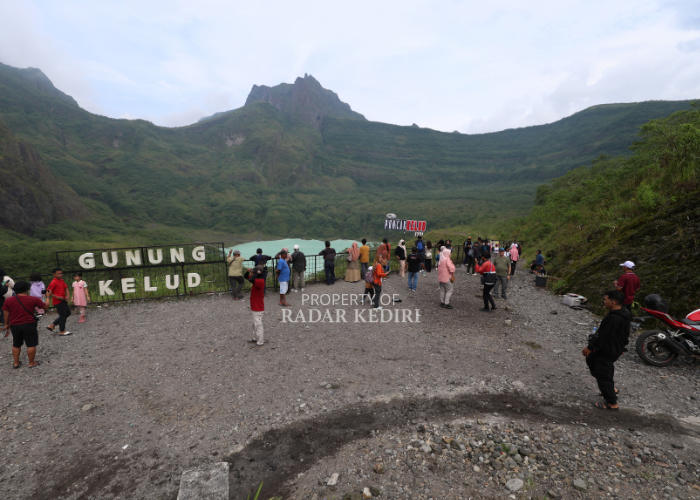 Suasana di Puncak Kelud. Pemkab Kediri Gelontorkan Rp 1 Miliar untuk buat jalan di puncak tembus kawah