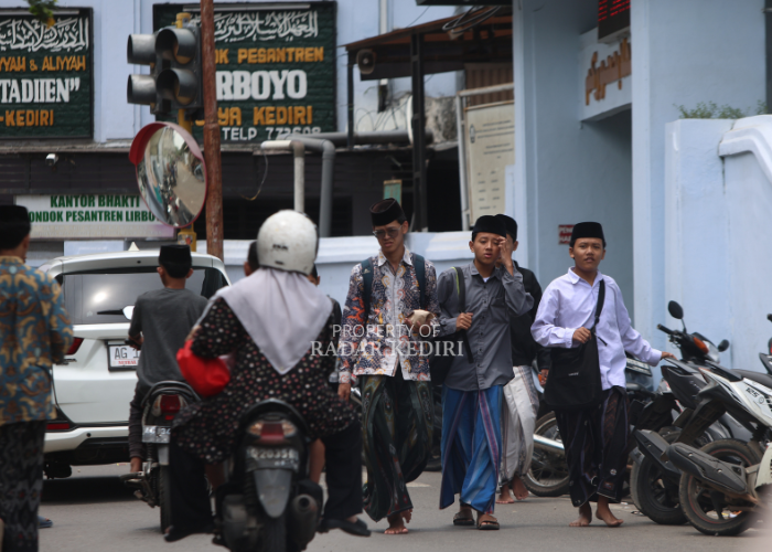 SAMBUT LIBUR PANJANG: Santri Pondok Pesantren Lirboyo beraktivitas normal kemarin. Sebentar lagi mereka akan pulang ke kampung halaman masing-masing. (WAHYU ADJI F)&nbsp;