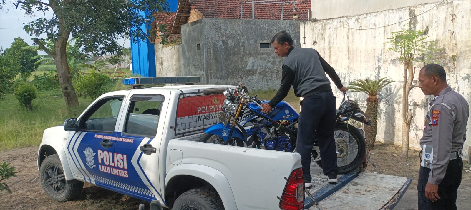 Polisi mengamankan sepeda motor korban kecelakaan