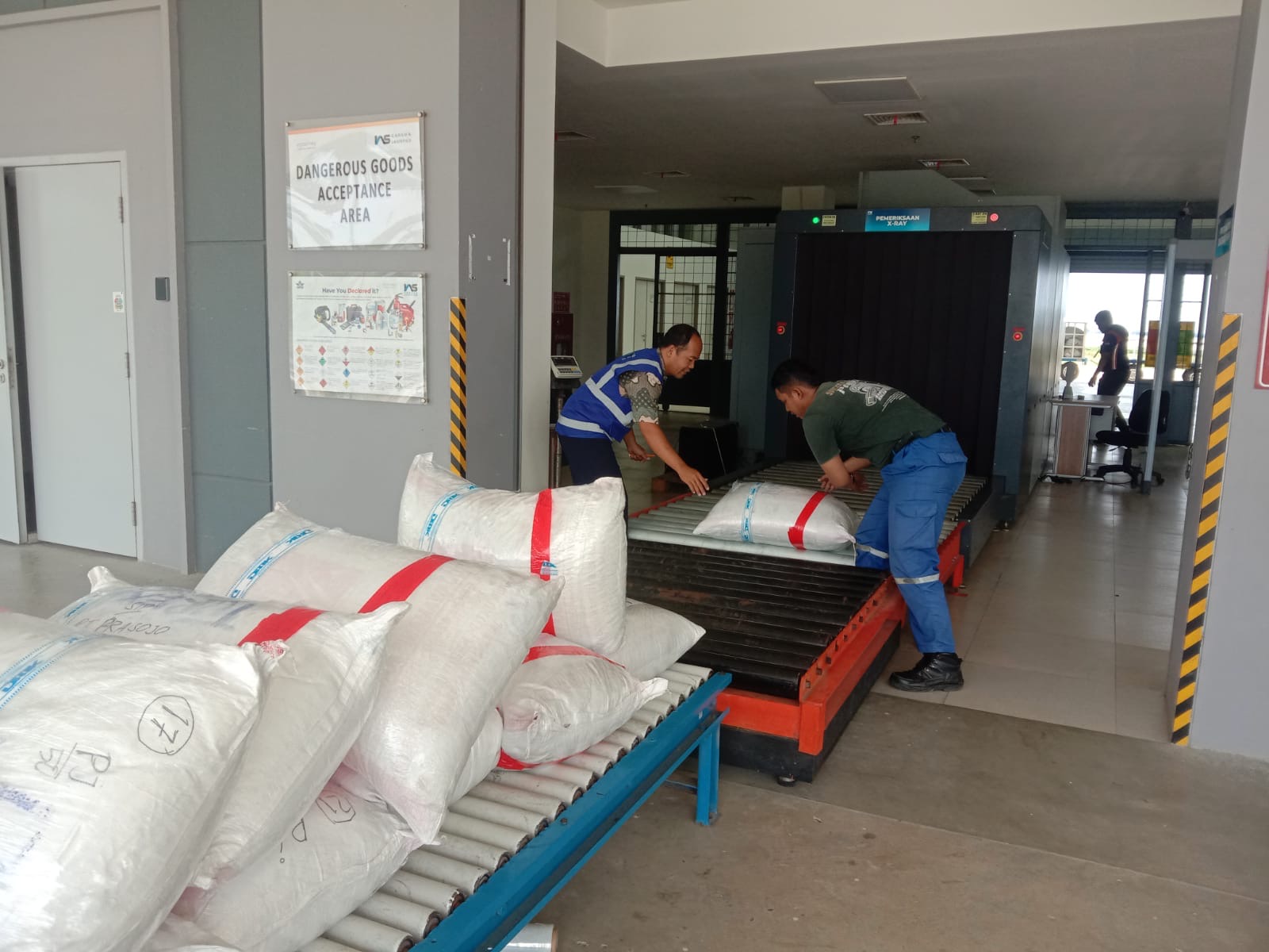 Kargo yang sedang disiapkan untuk dikirimkan melalui Bandara Internasional Dhoho Kediri