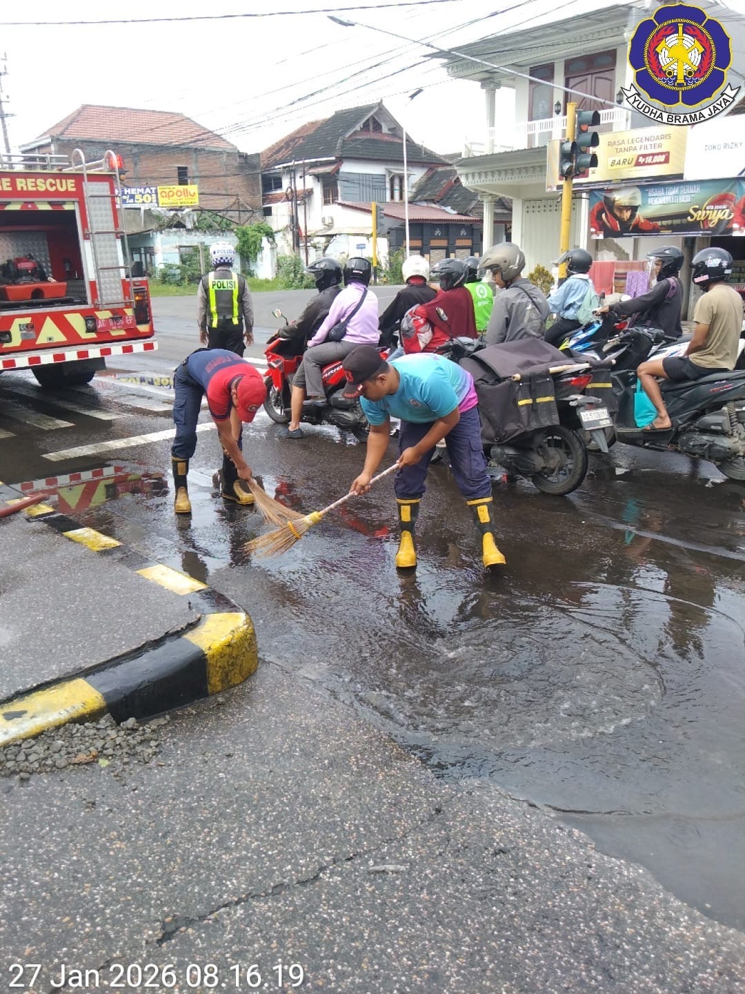 Petugas damkar terjun bersihkan tumpahan oli di Jongbiru