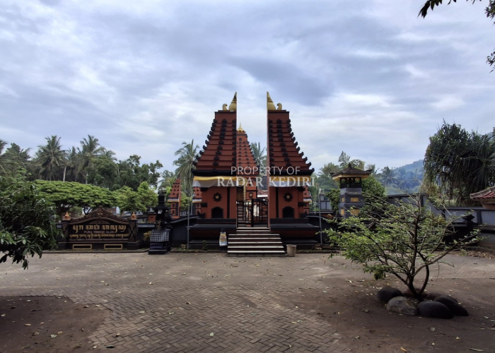Pura Tawang Alun terletak di tepi pantai Pulauo Merah, Desa Tawang Alun, Kecamatan Pesanggaran. Keberadaan pura ini menjadi saksi bangkitnya umat Hindu di tanah Jawa. (Foto: Asad MS)
