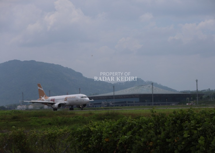 Pesawat Super Air Jet yang sedang landing di Bandara Dhoho. Beroperasinya Bandara Dhoho belum memengaruhi PBB (Foto Wahyu Adji)