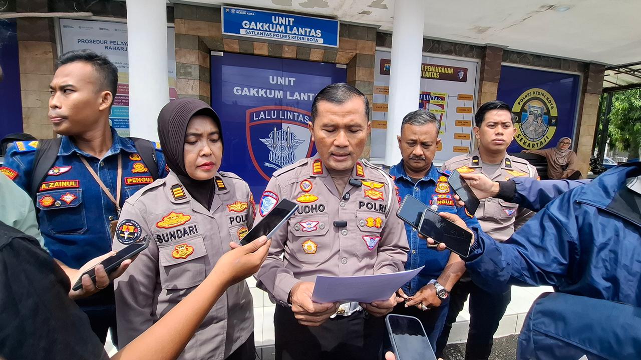 Kasatlantas Polres Kediri Kota AKP Yudho memberikan keterangan.