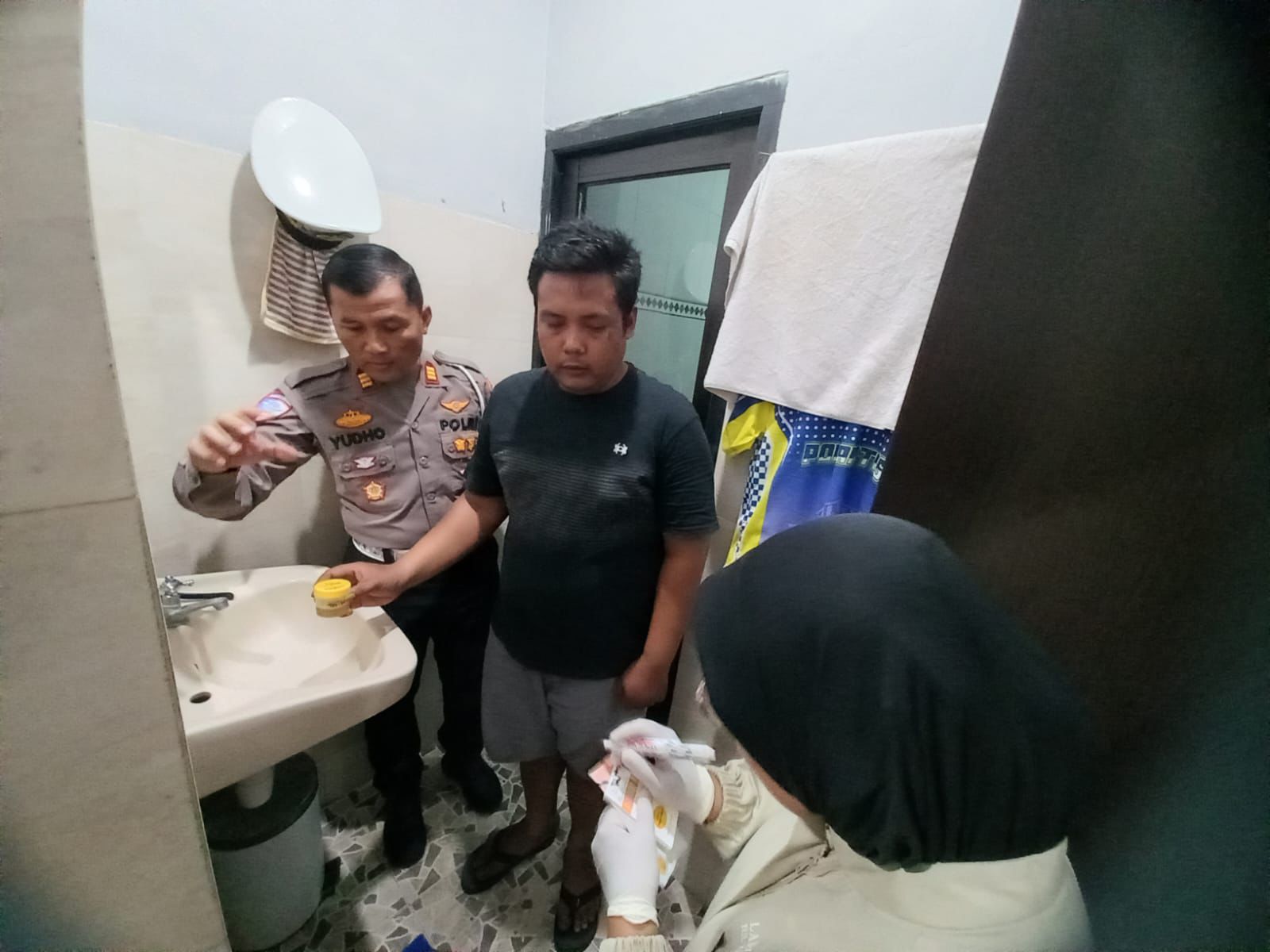 Kasatlantas AKP Yudho memastikan tersangka Tri Hartanto melakukan tes urine.