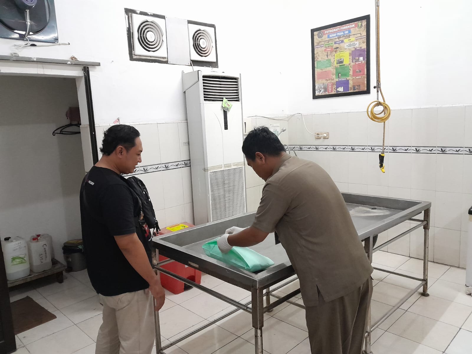 Polisi sedang mengidentifikasi jenazah bayi