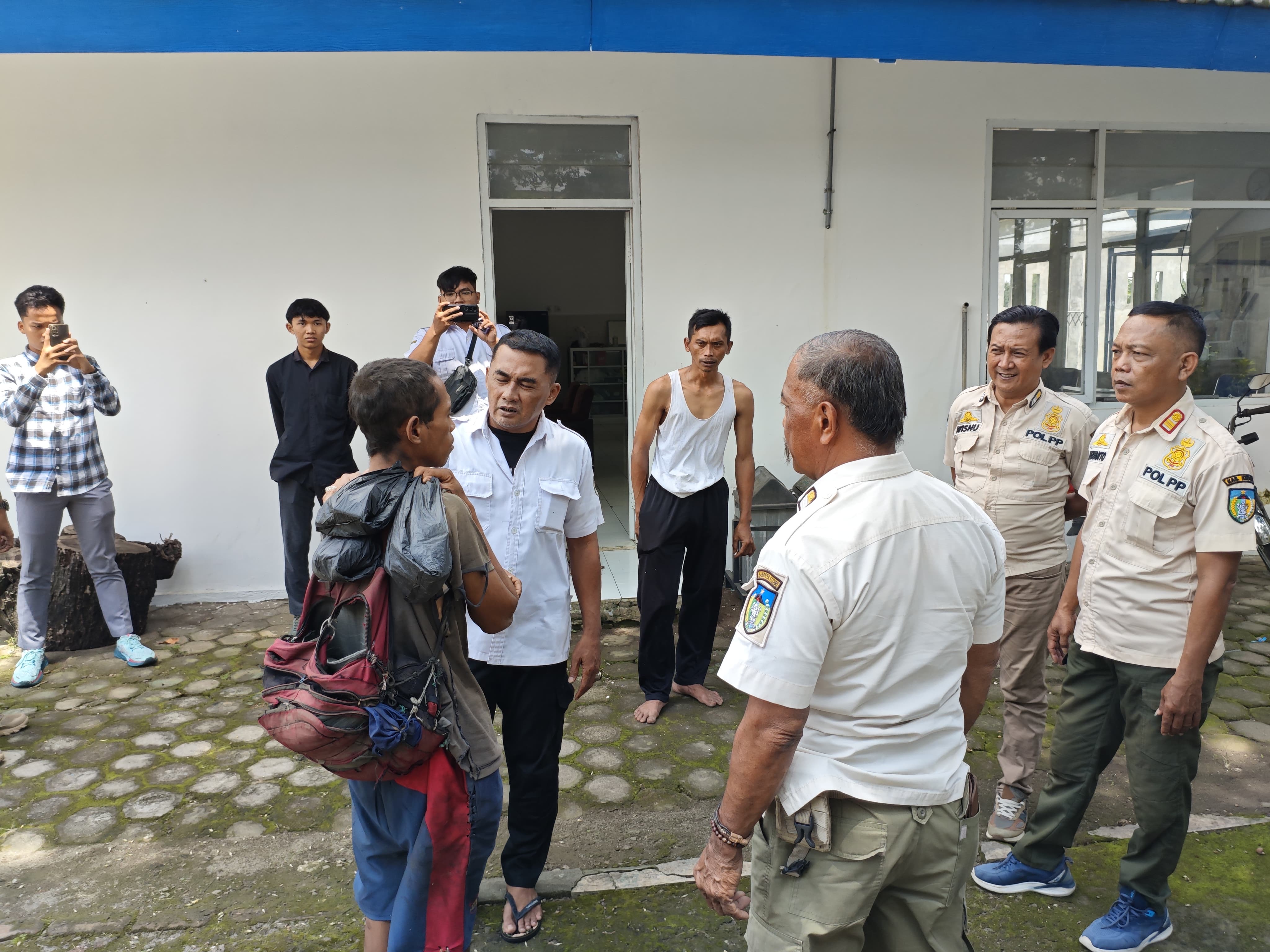 Satpol PP membawa tunawisma ke Selter Grogol