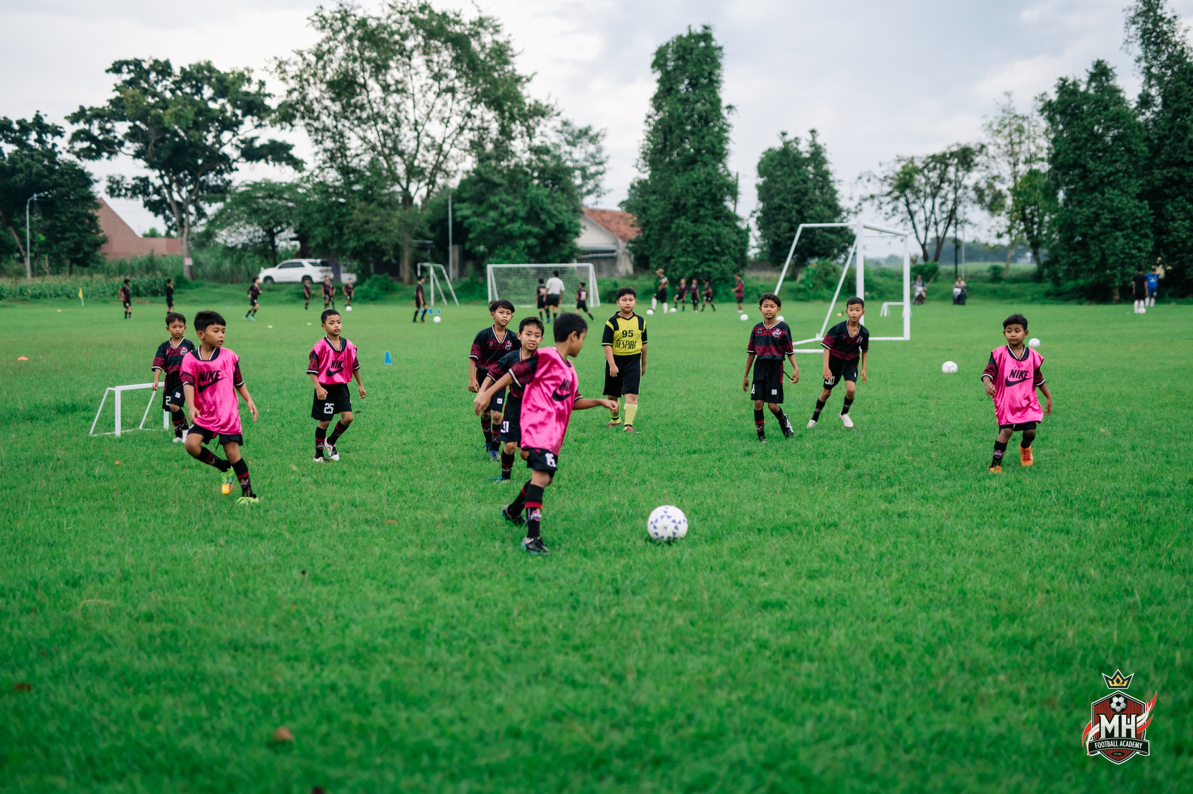 Suasana berlatih sekolah sepak bola di Desa Wonojoyo Gurah (Istimewa)