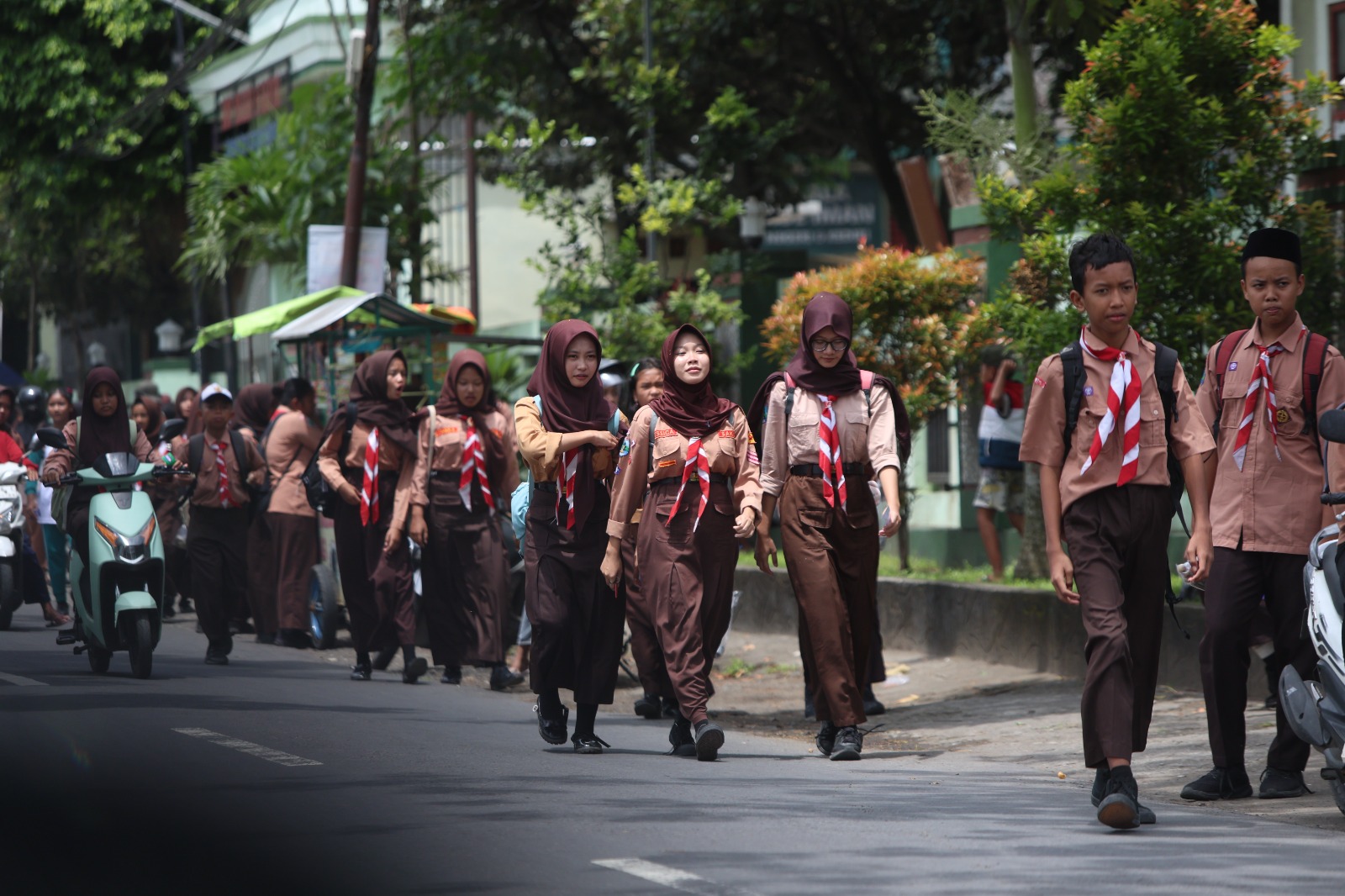 PULANG SEKOLAH: Pelajar SMPN 6 Kota Kediri bersiap pulang sekolah. Tahun ini, siswa kelas IX SMP akan mengikuti TKA untuk pertama kalinya.