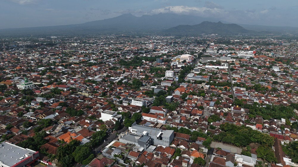Kawasan bisnis Kota Kediri difoto dari udara.
