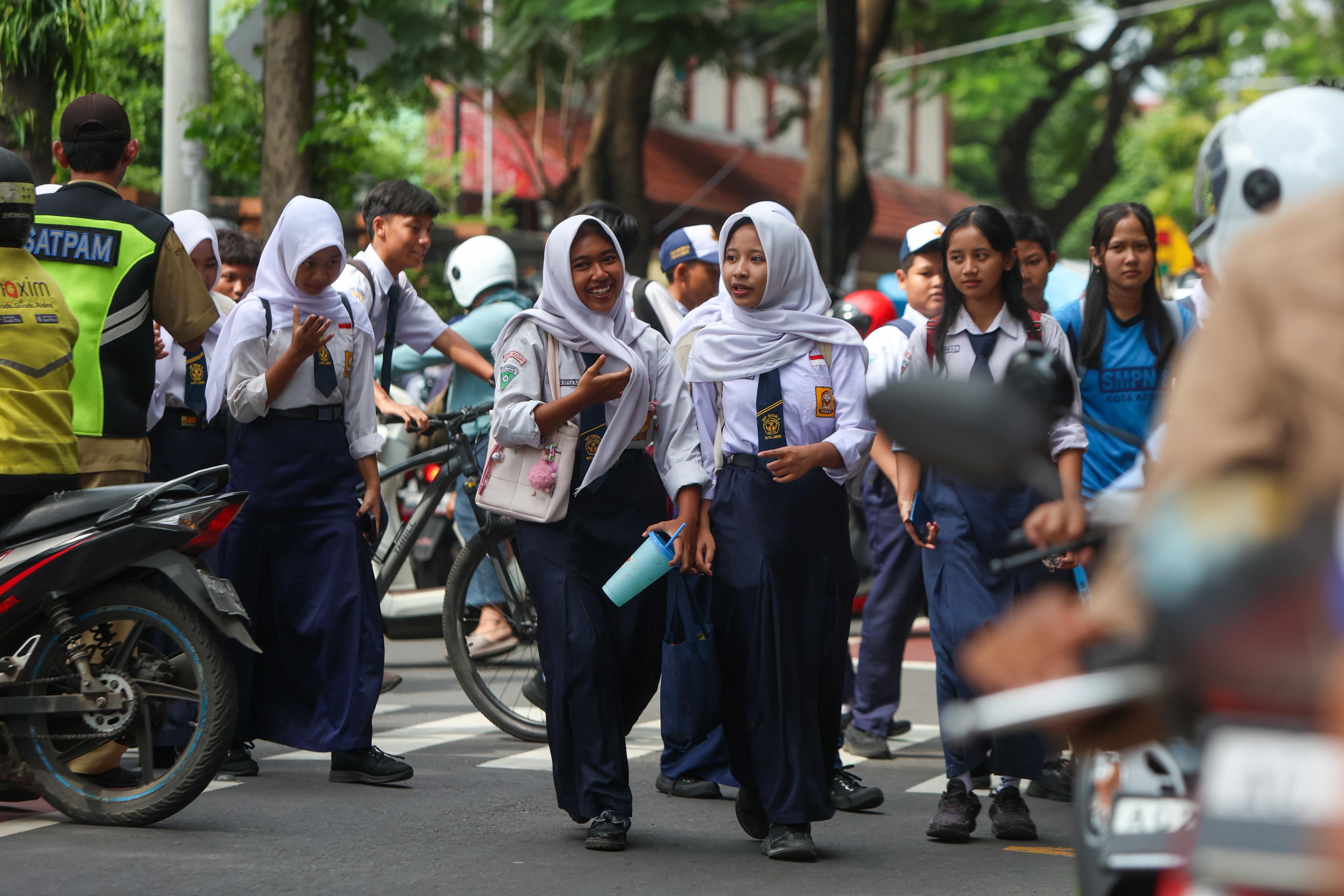 PULANG SEKOLAH: Pelajar SMPN 8 Kota Kediri ketika waktu pulang sekolah. Tahun ini, siswa kelas 9 SMP akan mengikuti TKA untuk pertama kalinya.