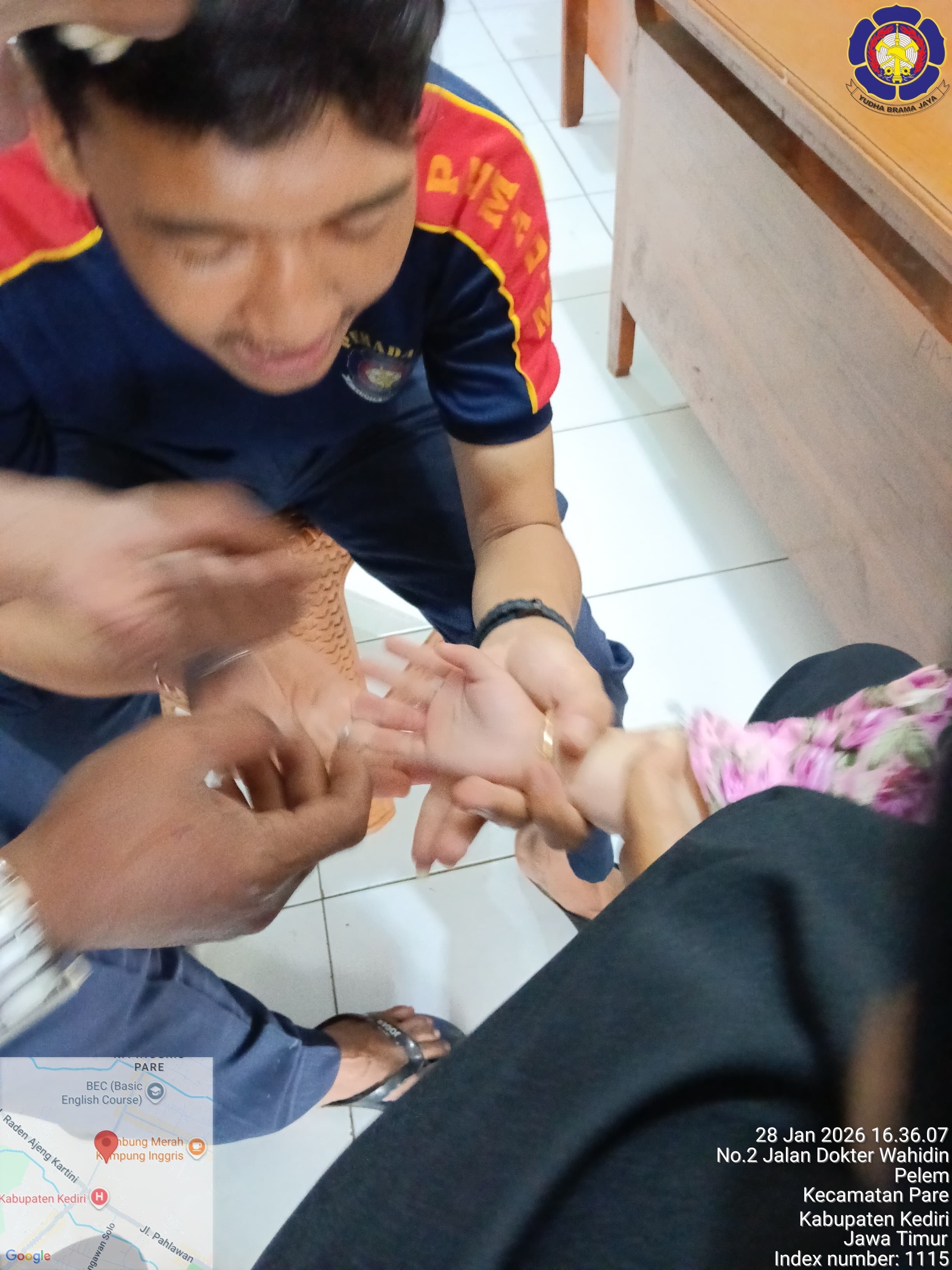 Petugas damkar sedang mengevakuasi cincin dari seorang balita