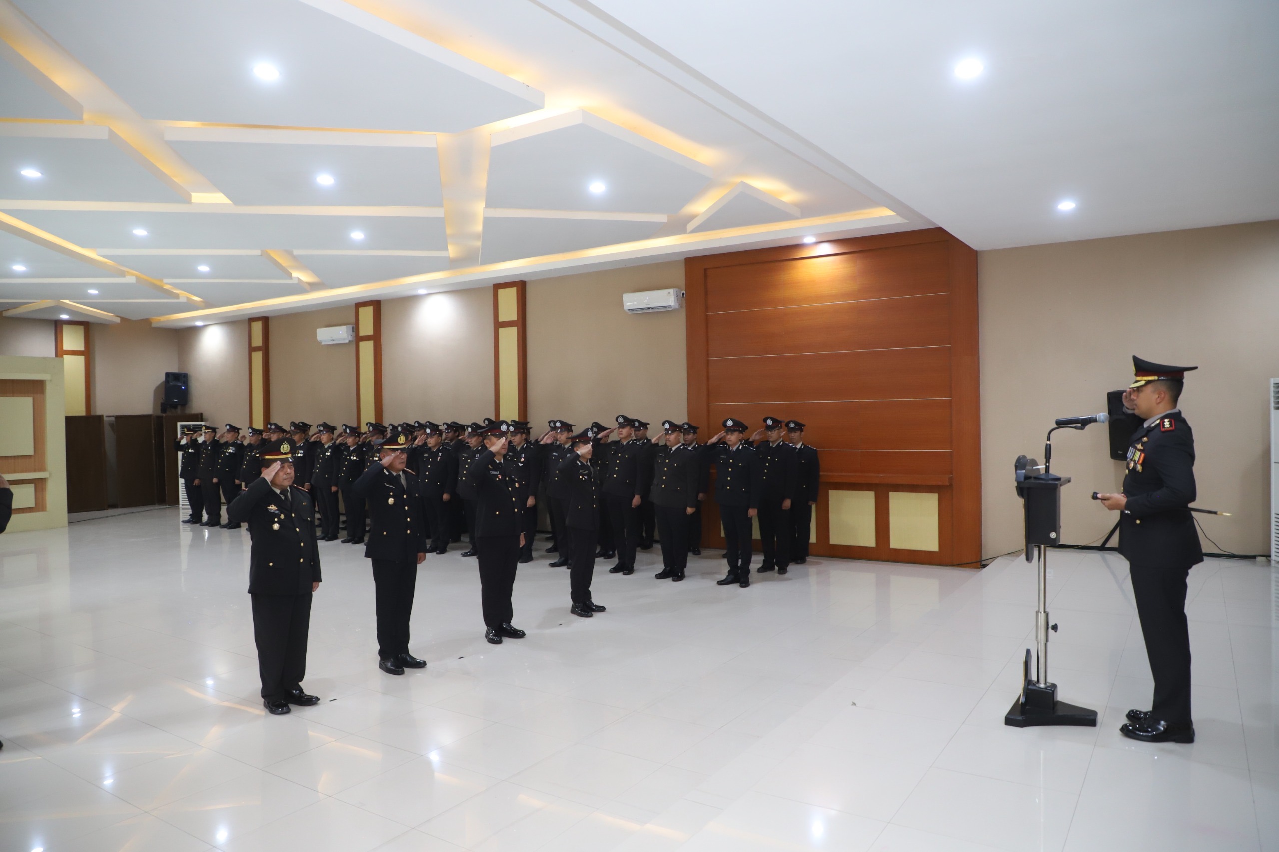 Kapolres Kediri AKBP Bramastyo Priaji memberikan penghormatan pada para penerima penghargaan