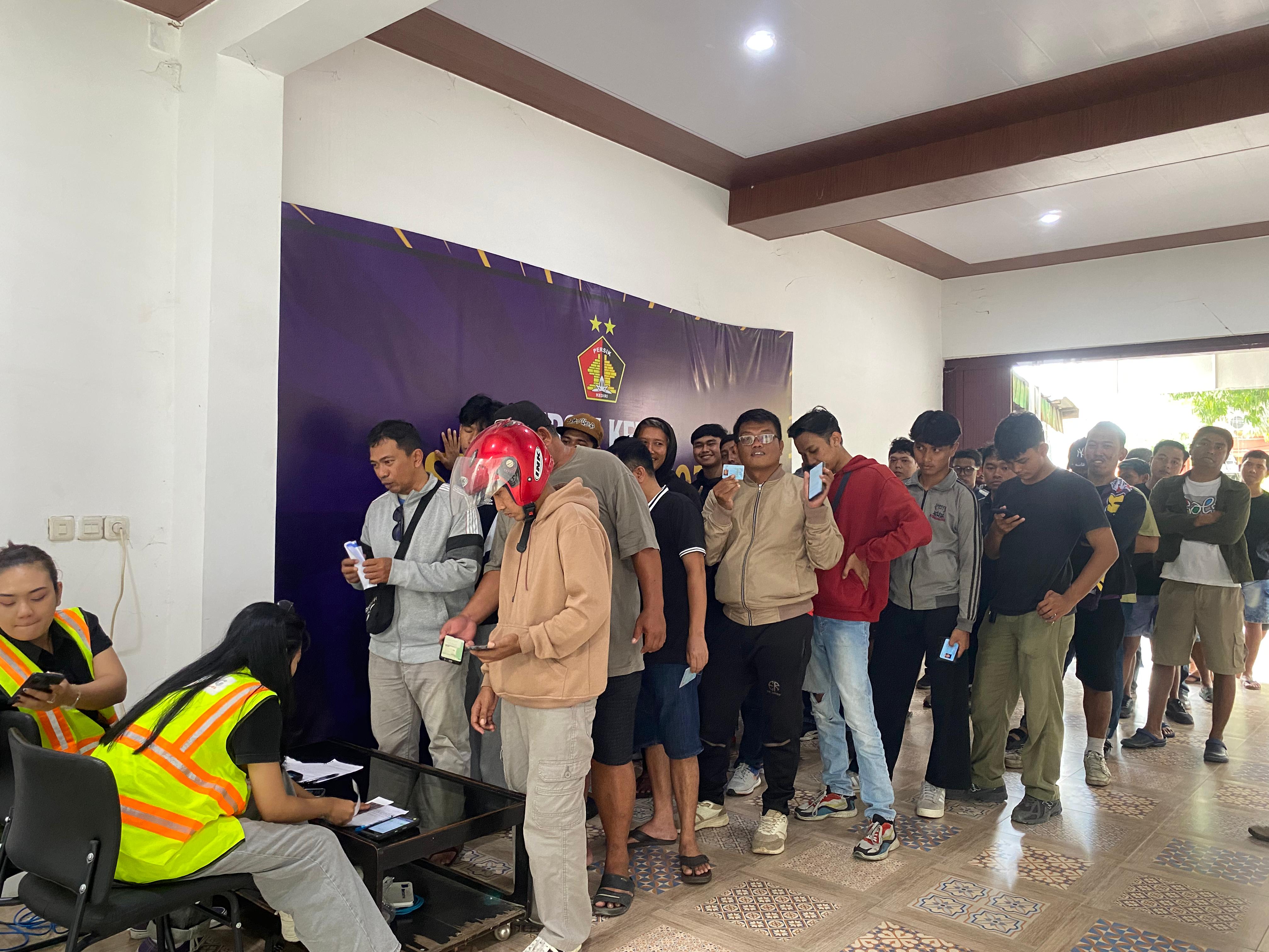 MENGULAR: Para suporter saat mengantre untuk menukarkan tiket online menjadi tiket gelang.