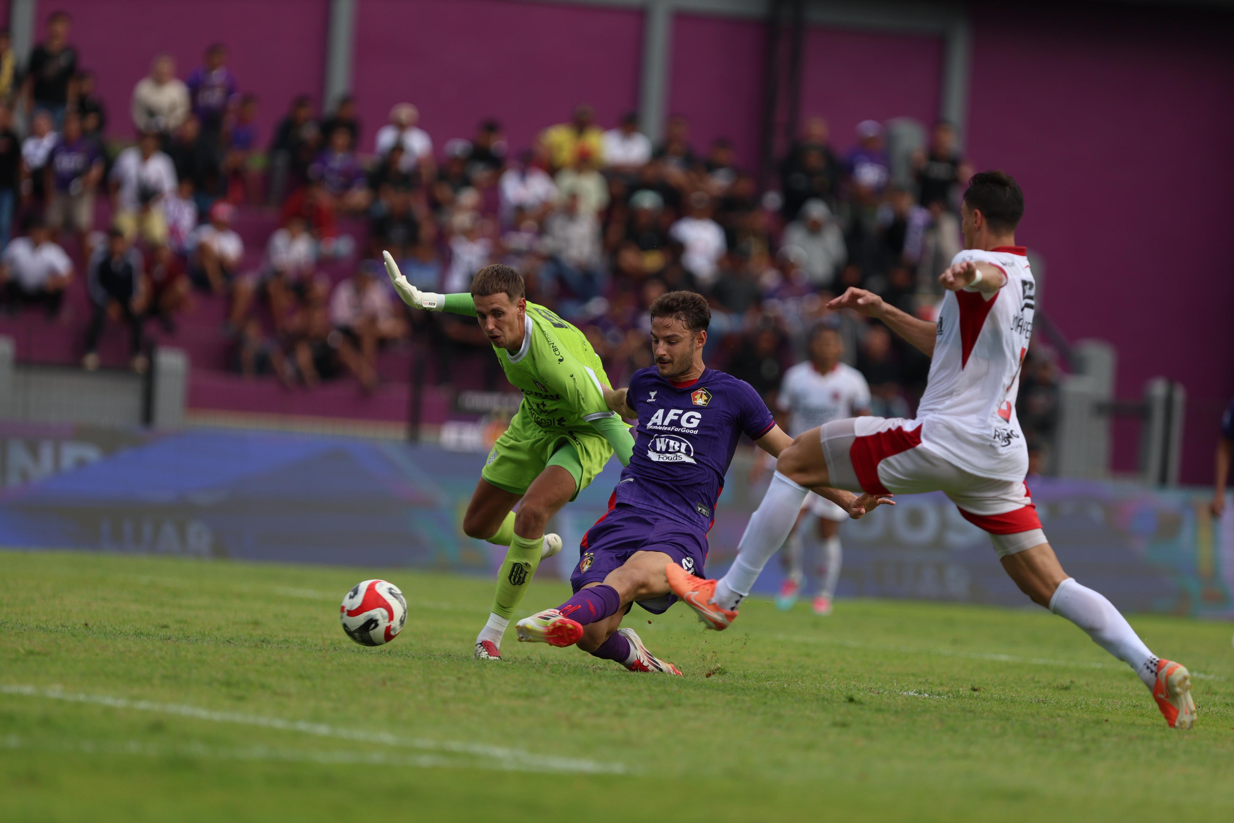 Jose Enrique mencetak gol saat Persik Kediri vs Bali United FC.