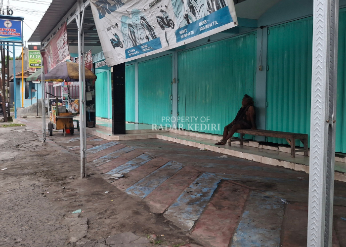 ODGJ yang sedang beristirahat di depan toko di area Gurah. Pengidap gangguan jiwa di Kabupaten Kediri capai ribuan. salah satu penyebab karena ekonomi (Foto: Asad MS)