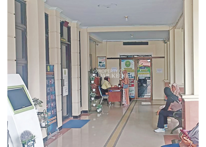 Tunggu Sidang: Sejumlah warga antri di ruang tunggu pengadilan agama kabupaten kediri. Berbanding terbalik dengan kasus perceraian yang meningkat, jumlah pernikahan justru turun. (Foto: Asad. MS)