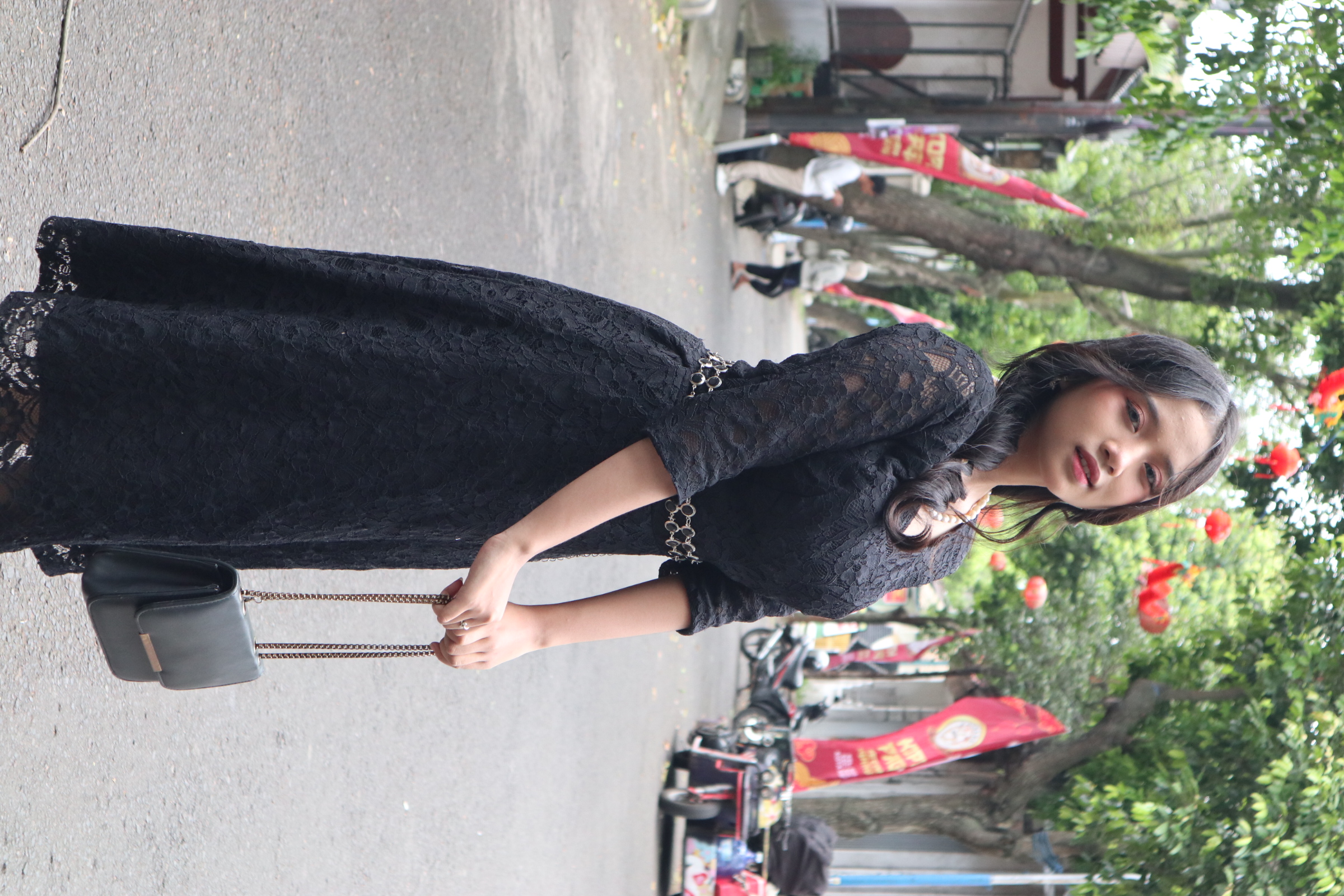 Tampil Anggun Mengenakan Dress Brokat Hitam.