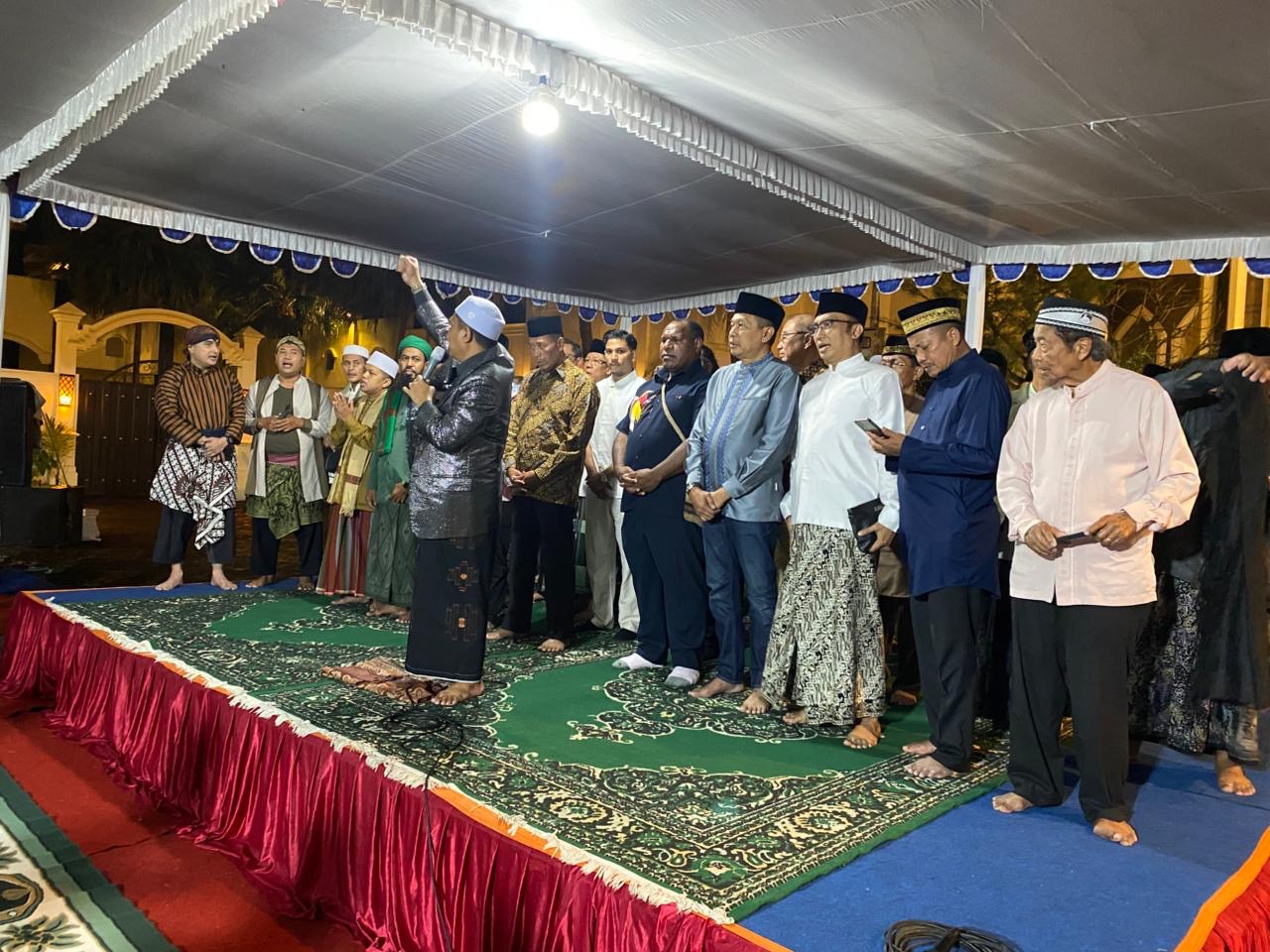 Gus Zain Baik (berdiri di depan) bersama para pejabat, tokoh masyarakat, tokoh lintas agama dan kalangan selebritis di pengajian rutin dan istighosah, Jumat lalu (30/1).