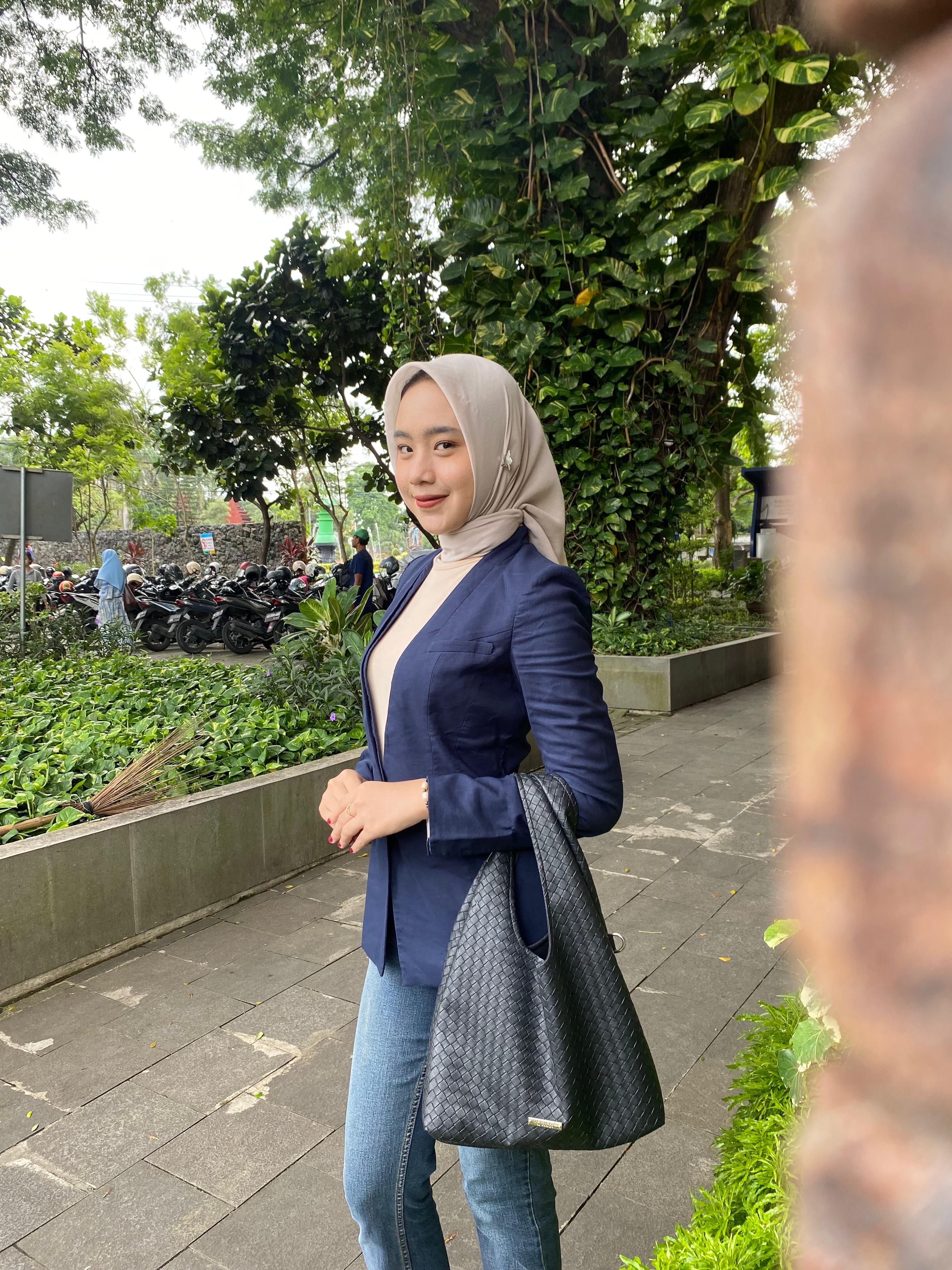Pemakaian blazer dipadupadankan dengan kaos dan celana jeans.