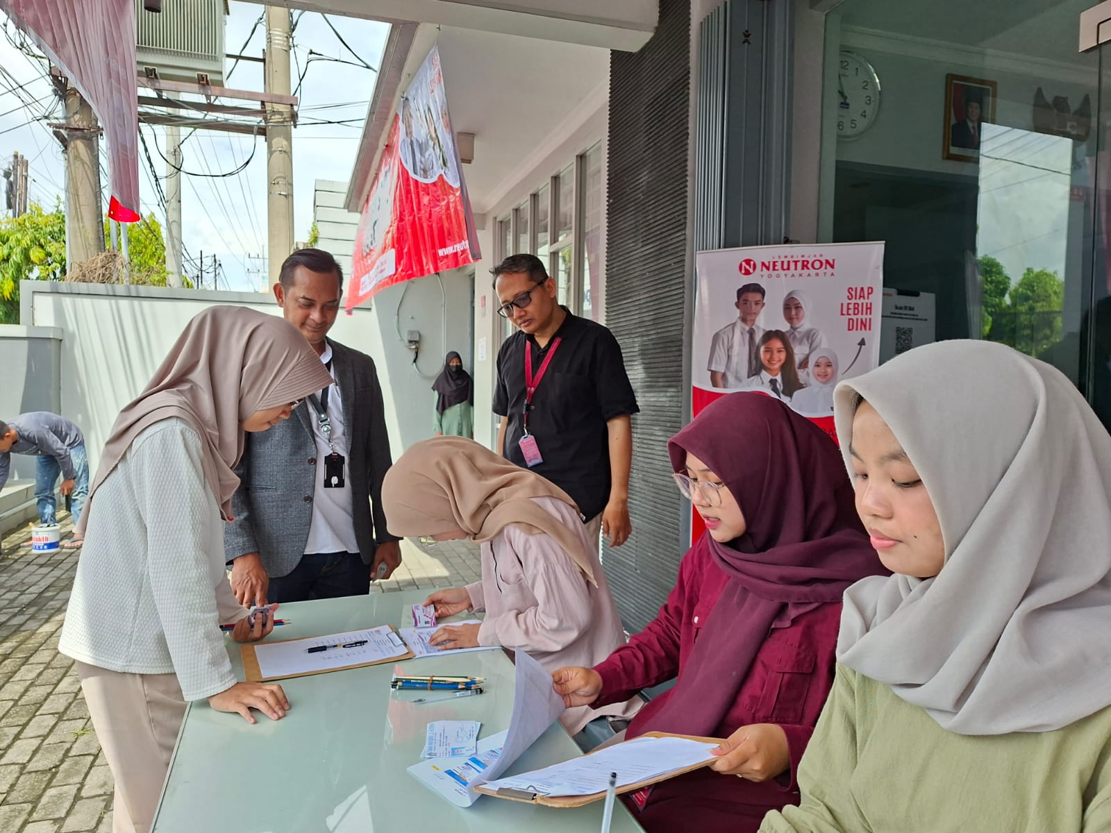 Registrasi pendaftaran di Neutron Kediri.