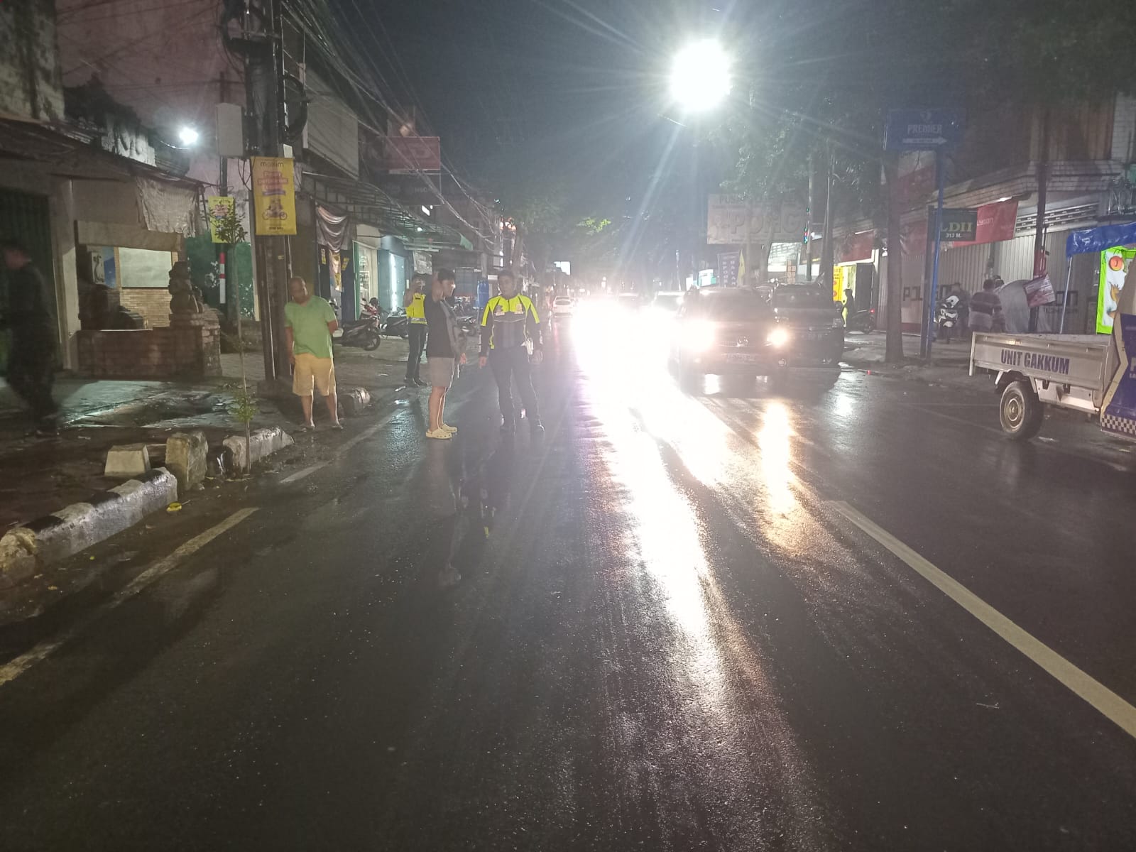 Polisi mendatangi TKP kecelakan.