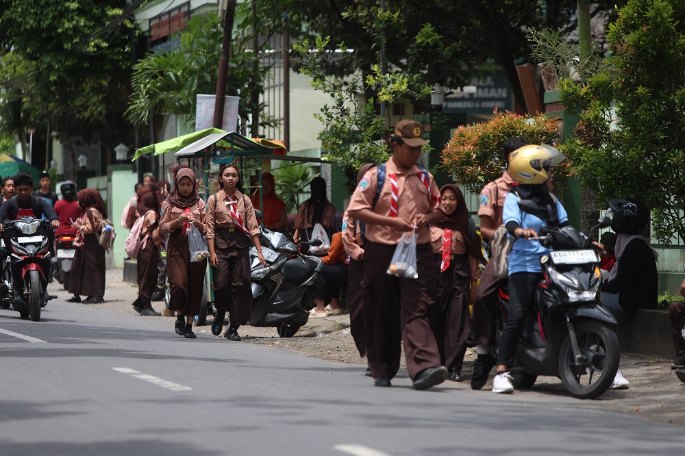 Ilustrasi pelajar SMPN 6 Kediri ketika jam pulang sekolah.