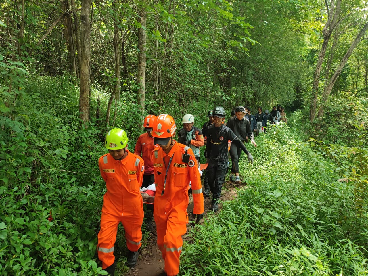 Proses evakuasi pendaki Klotok yang mengalami cedera hingga harus ditandu petugas BPBD Kota Kediri pada November 2025 lalu.