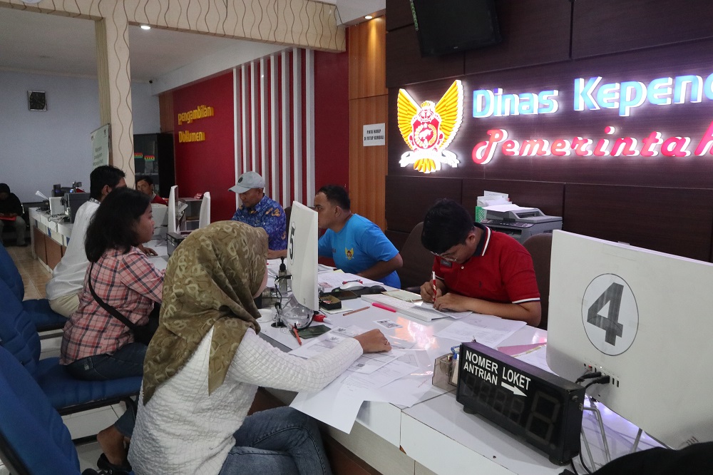 Ilustrasi: Petugas Dispendukcapil Kota Kediri saat memberikan pelayanan administrasi kependudukan pada Mei 2025 lalu.