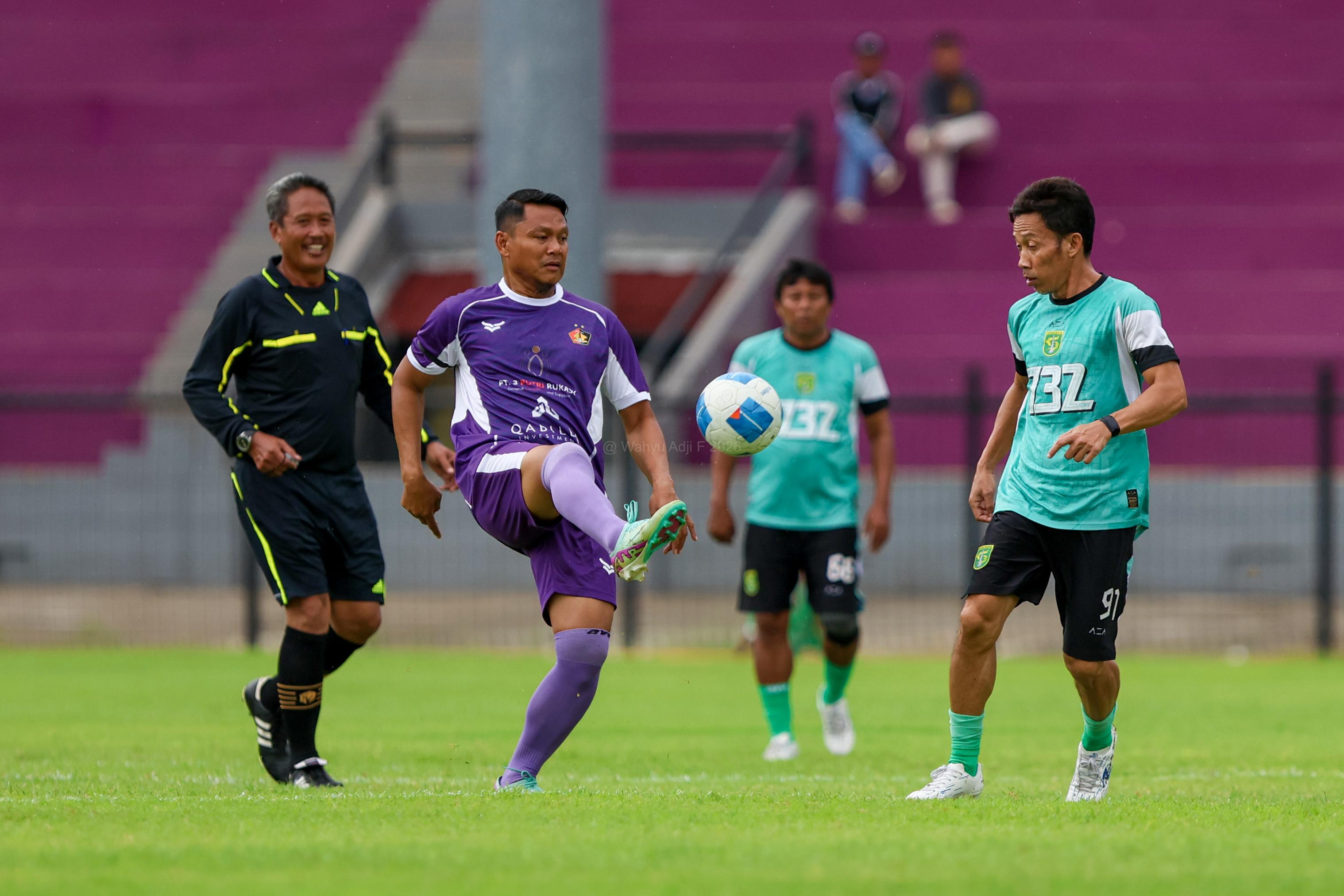 LAGA AMAL: Legend Persik Kediri meladeni Persebaya Surabaya di Stadion Brawijaya.