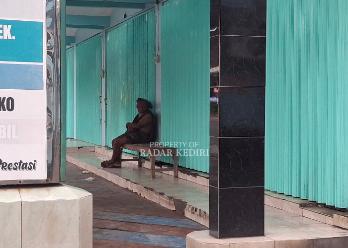 ODGJ sedang istirahat di depan toko di wilayah Kecamatan Gurah. (Foto: Asad MS)