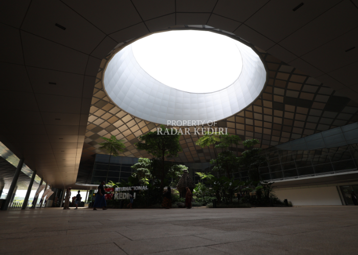 MEGAH: Sejumlah pengunjung berfoto di area depan Bandara Dhoho. Juni nanti penerbangan umrah langsung Kediri-Jeddah oleh Maskapai Flyadeal akan mulai dibuka. (Foto: Wahyu Adji)