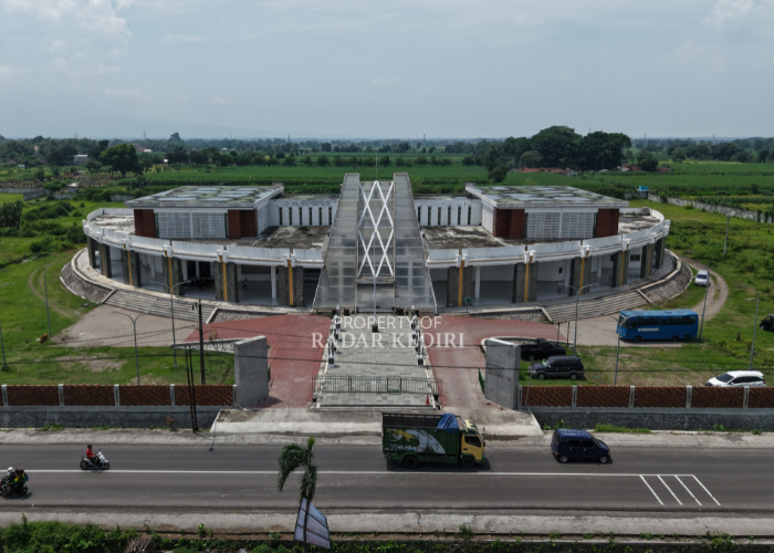MEGAH: Museum Sri Aji Joyoboyo di Desa Menang, Pagu sudah dibuka sejak akhir 2025 lalu. Untuk membuat nyaman pengunjung, pemkab akan melakukan penataan ulang ruang pamer tahun ini. (Foto: Wahyu Adji)
