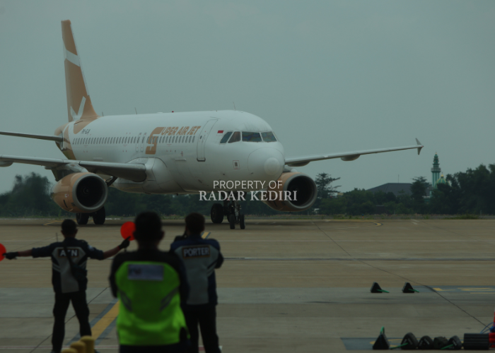 DIMINATI: Pesawat Super Air Jet rute Jakarta-Kediri mendarat di Bandara Dhoho. Mulai Maret nanti maskapai dari Lion Group ini menambah jadwal penerbangan menjadi empat kali esminggu (Foto: Wahyu Adji)