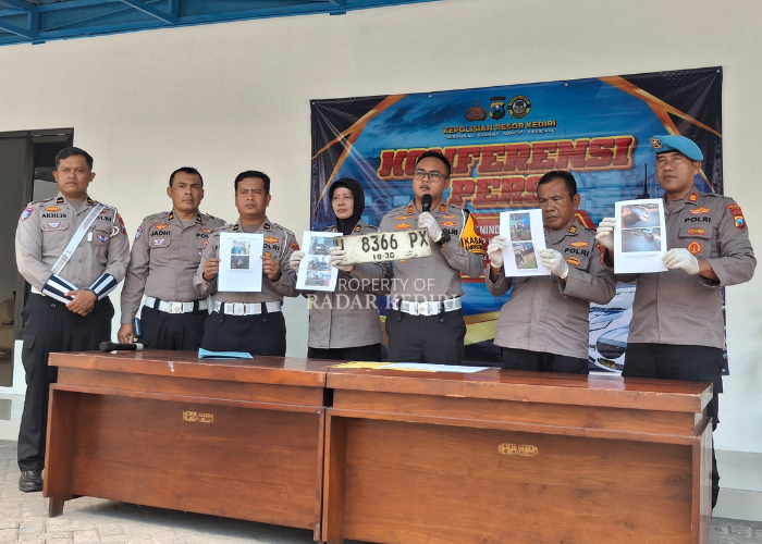 Kasatlantas Polres Kediri lakukan rilis terkait penanganan perkara lalu lintas. (Foto: Asad MS)
