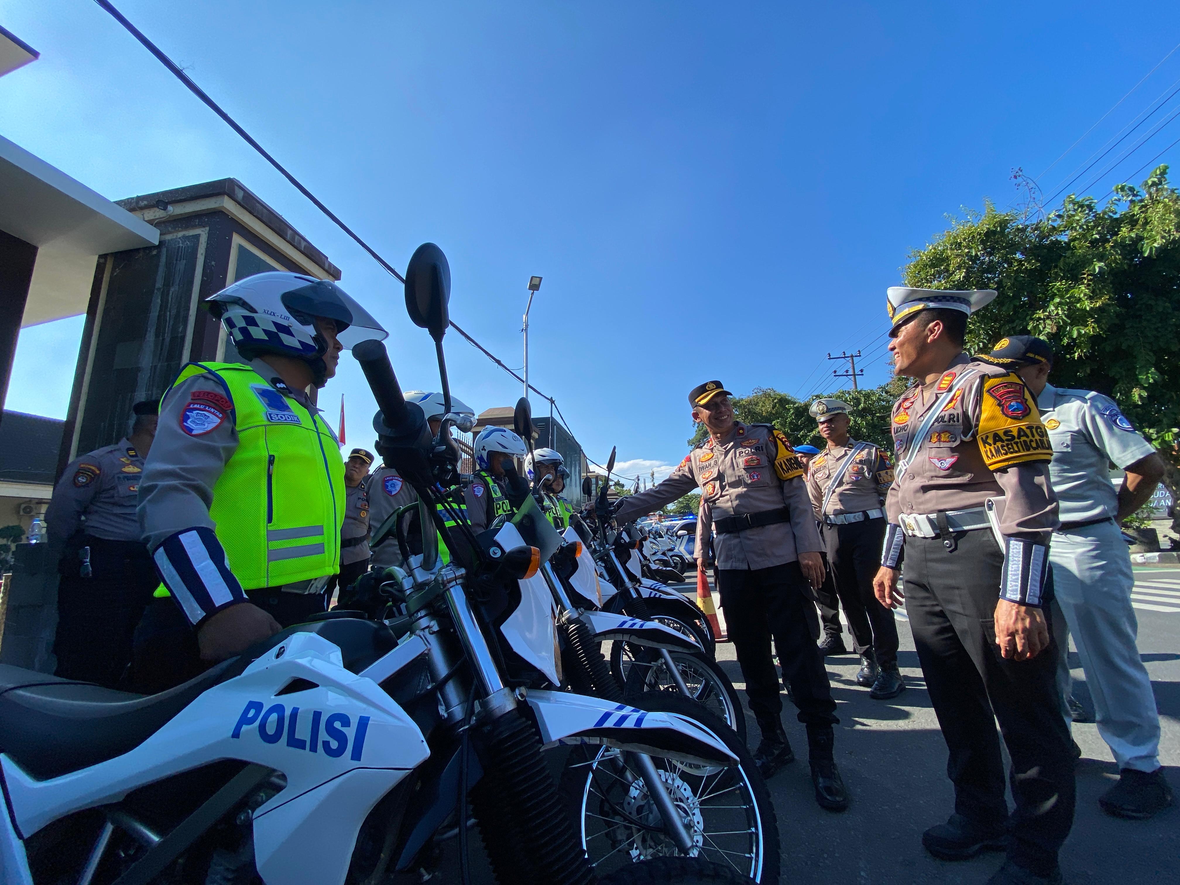 Kabag Ops Polres Kediri Kota Kompol Iwan Setyo Budhi bersama Kasatlantas Polres Kediri Kota AKP Tutud Yudho Prastyawan sedang mengecek kendaraan anggota.