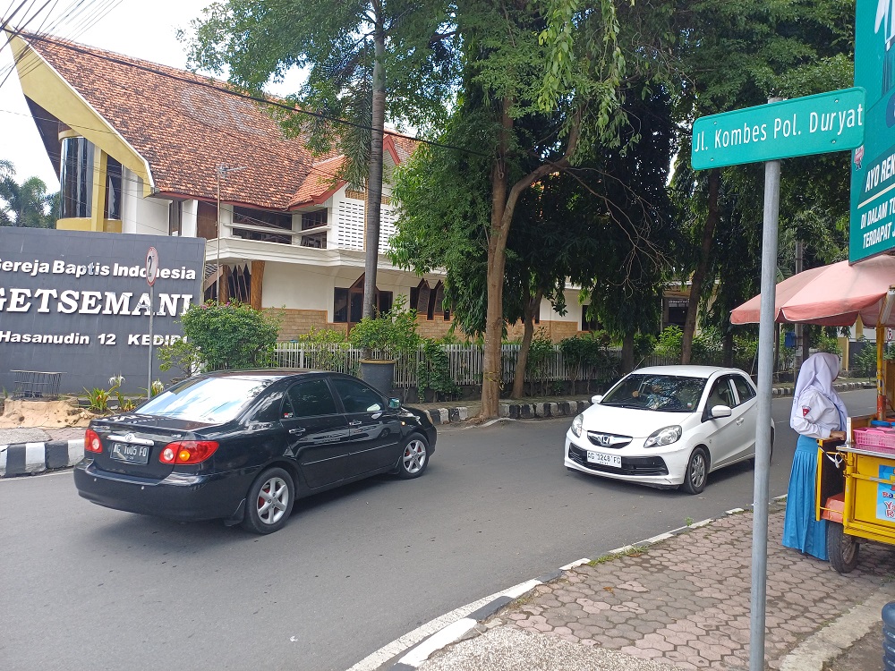 Dua mobil melintas di Jl Kombes Pol Duriyat, Senin siang (2/2). Mulai 4 Februari, Dishub Kota Kediri akan menerapkan manajemen lalin baru di jalan itu.