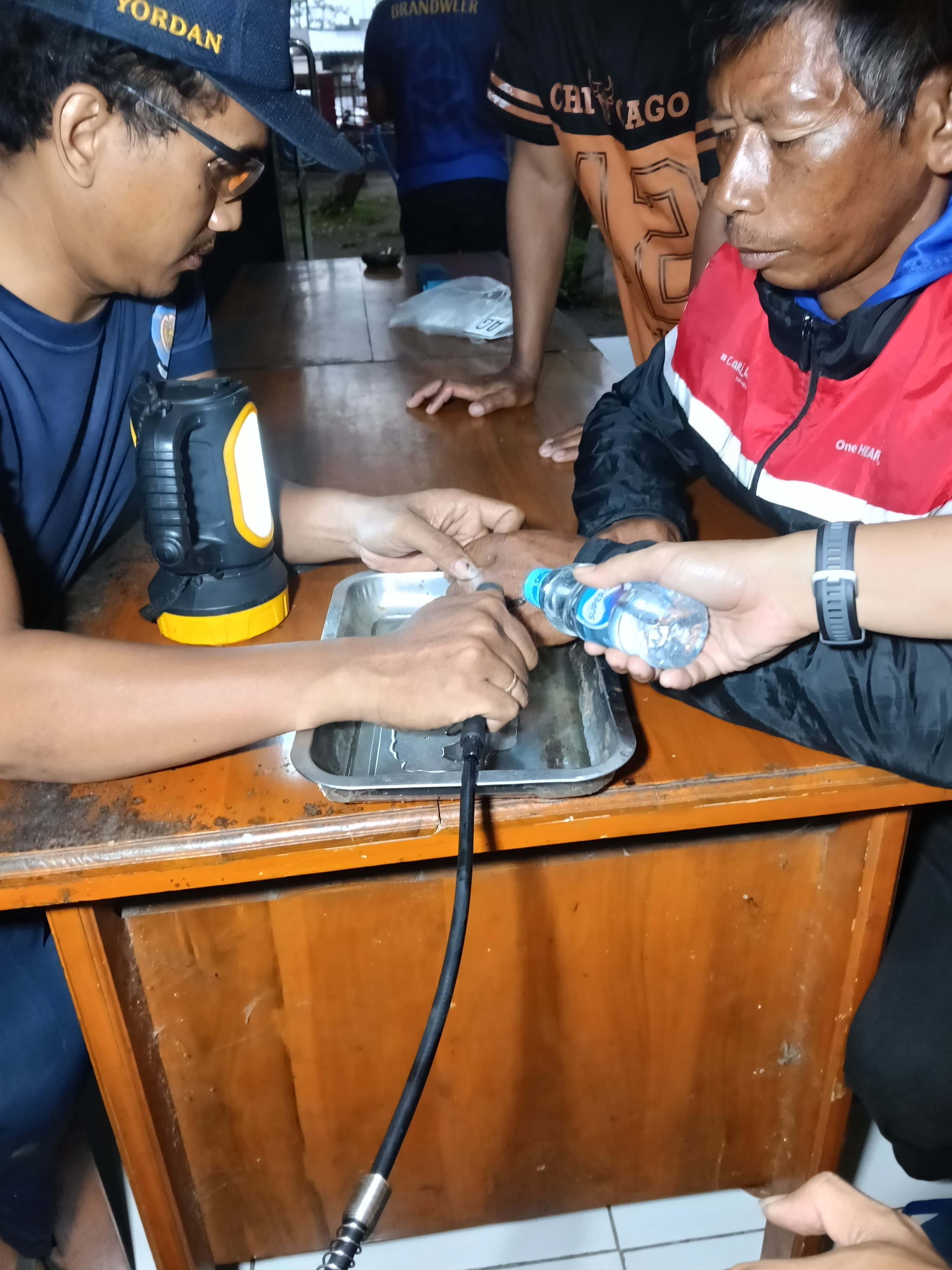 Petugas damkar sedang mengevakuasi cincin di jari warga. (Foto: Damkar Kabupaten Kediri)